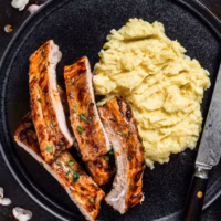 HAUPTSPEISE spare ribs on a plate with mash potato scaled